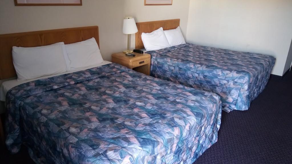Tropicana Motel 2*